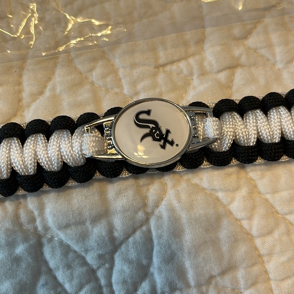 Chicago White SOX ⚾️ Braided Bracelet with Working Compass. New in package! - Picture 2 of 7